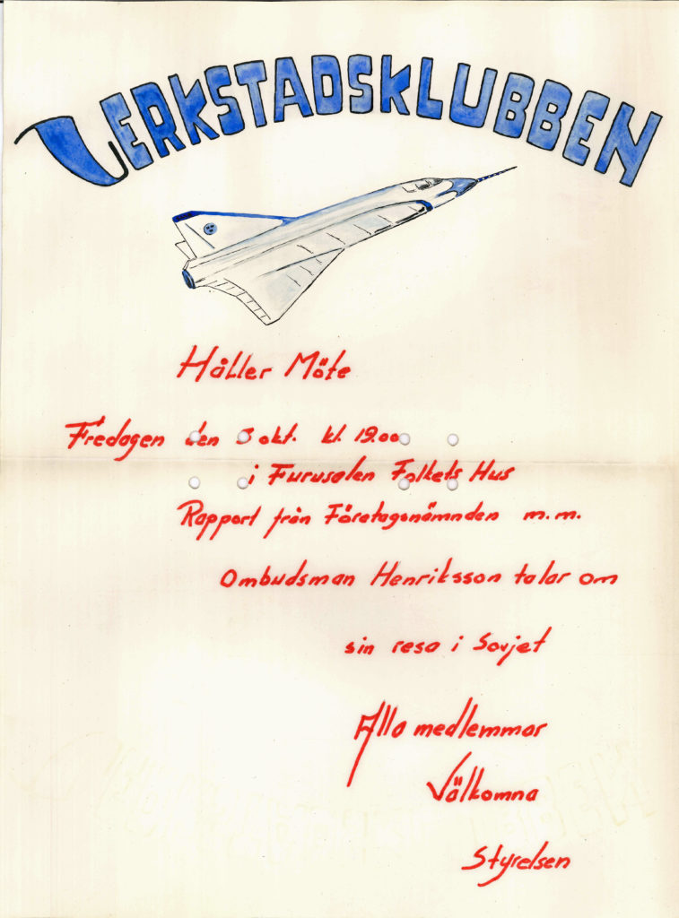 Gulnad affisch från 1950-60-talet med ett flygplan längst upp. Affischen informerar bland annat om att Verkstadsklubben kommer hålla möte fredagen den 3 oktober i Furusalen i Folkets Hus, då kommer ombudsman Henriksson tala om sin resa i Sovjet.