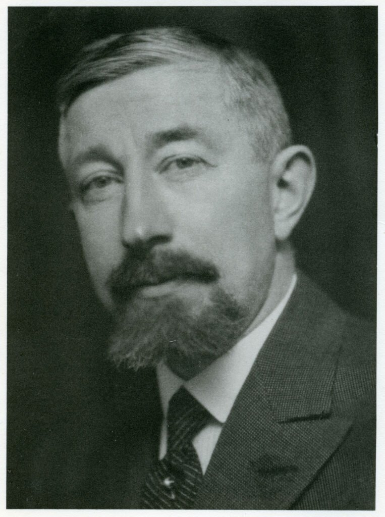 Porträttfoto av man i 60-årsåldern.