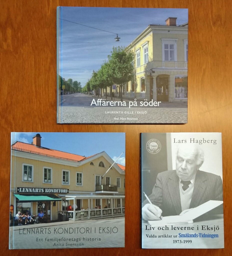 3 stycken böcker på ett bord.