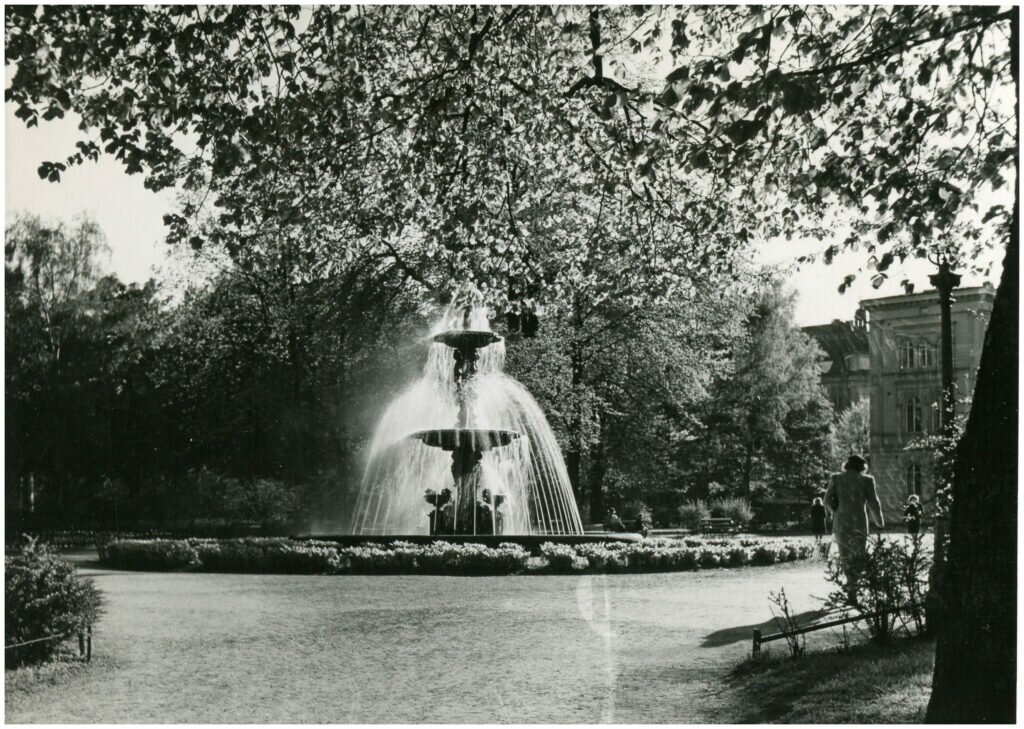 Foto av fontän i parkområde. 