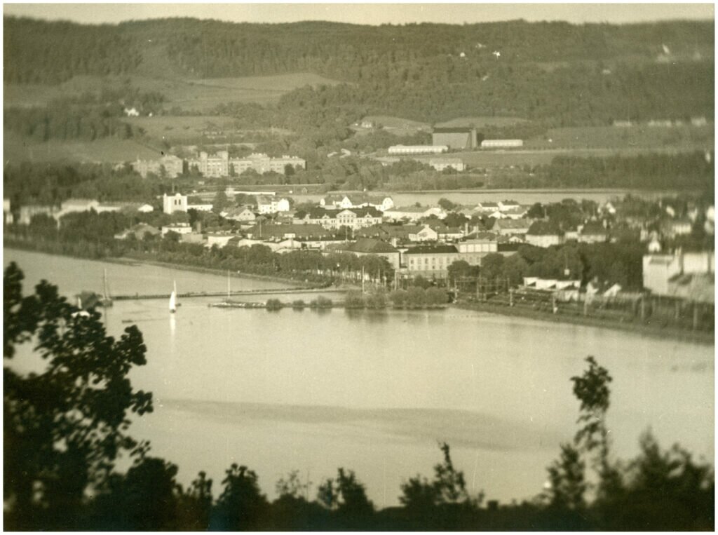 Vy över stad och hamnområde. 