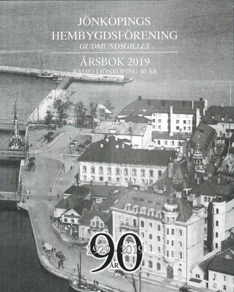 Bokomslag. Foto över stad och hamn.