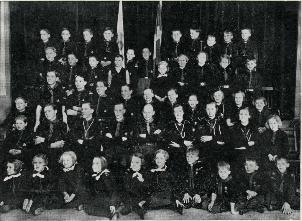 Ett femtiotal ungdomar i scoutuniform samlade för fotografering.