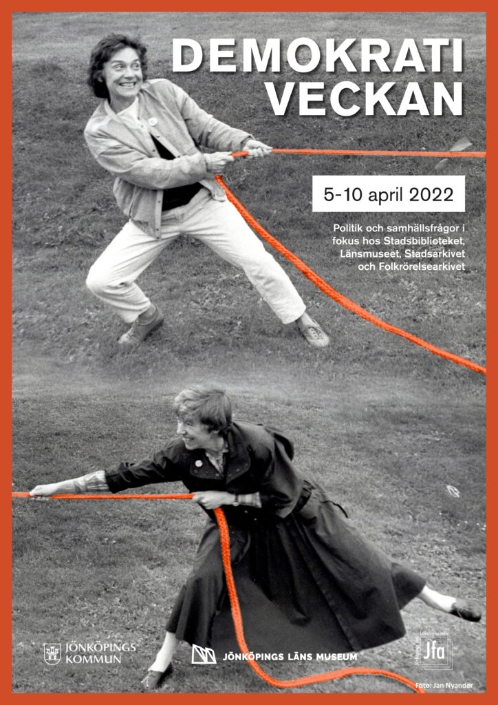 Affisch om evenemanget Demokrativeckan. Foto på två kvinnor som har dragkamp.